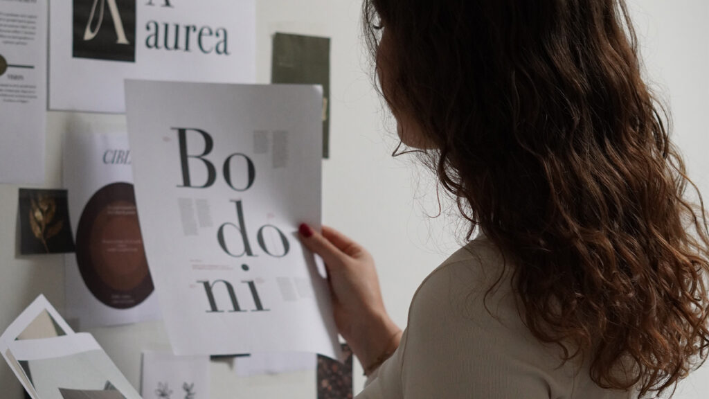 Directrice artistique travaillant sur une planche typographique – Identité visuelle & branding Studio Micheline à Reims